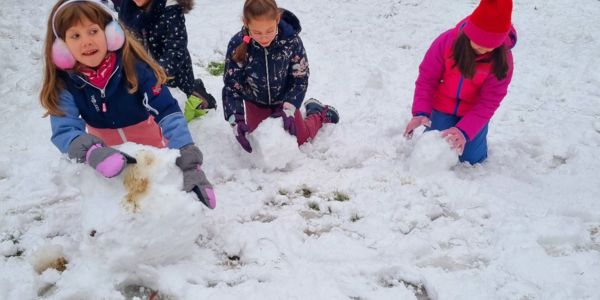 Pausenspiele im Schnee