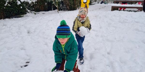 Pausenspiele im Schnee