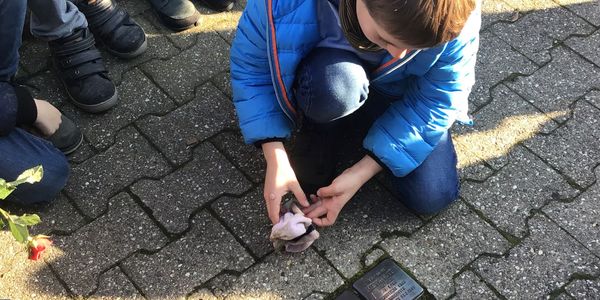 Reinigung  der Stolpersteine